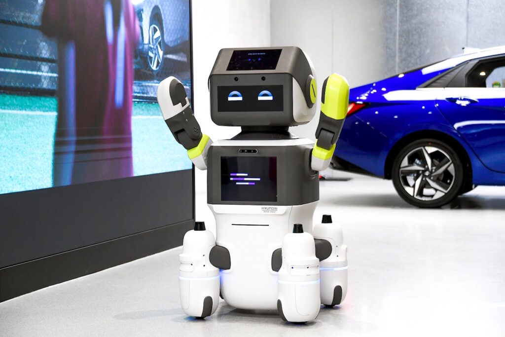 DAL-e robot umanoide di Hyundai per i nuovi servizi clienti negli showroom