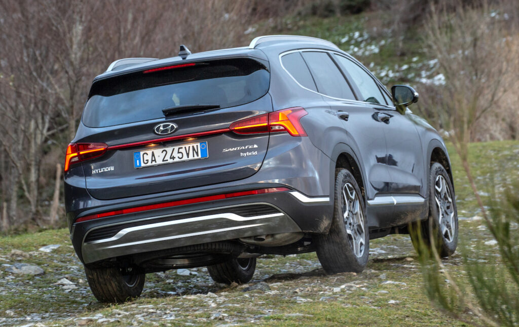 Hyundai Santa Fe: arriva l’ibrida 4x4 con 7 posti