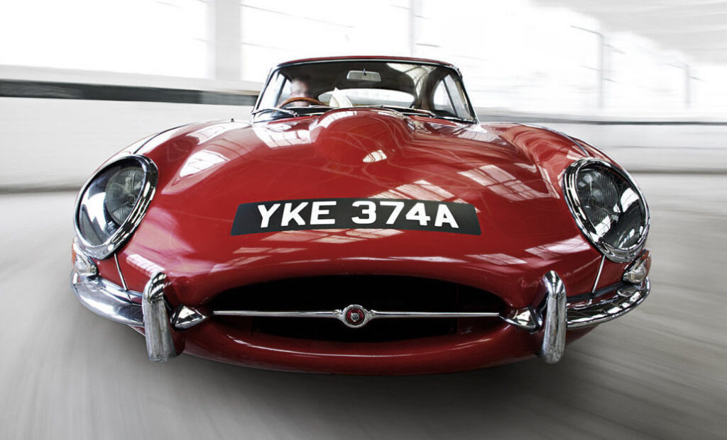 La Jaguar E-Type compie 60 anni