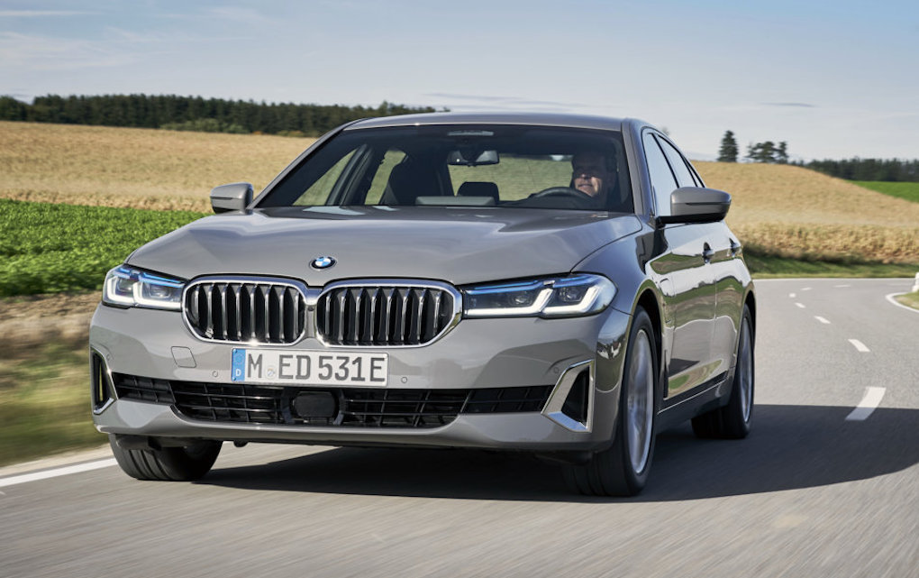 BMW Serie 3 e Serie 5: debuttano le versioni plug-in entry-level