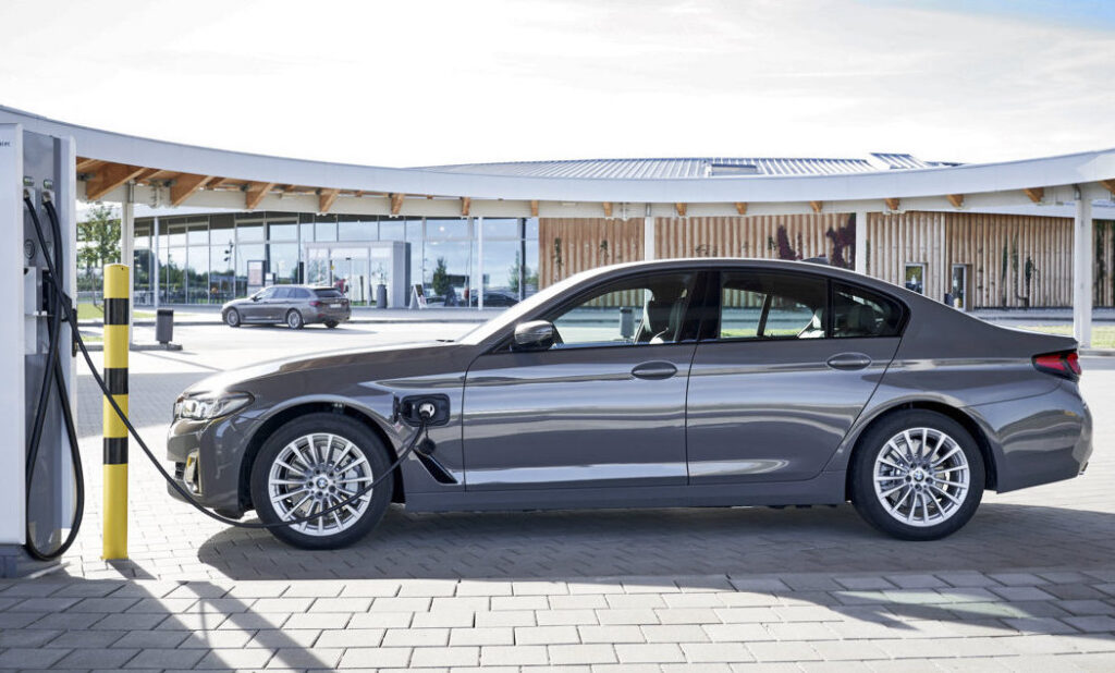 BMW Serie 3 e Serie 5: debuttano le versioni plug-in entry-level