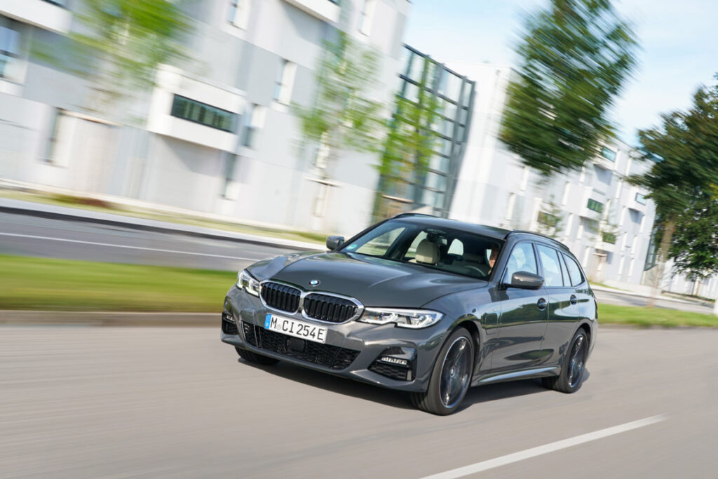 BMW Serie 3 e Serie 5: debuttano le versioni plug-in entry-level