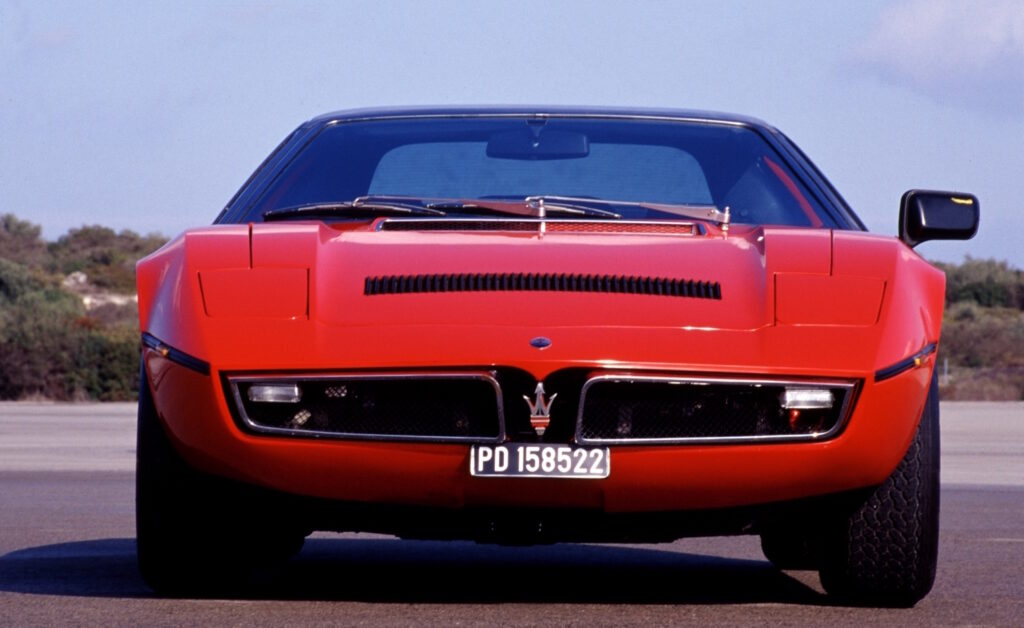 La Maserati Bora, 50 anni fa,  raggiungeva una velocità massima di oltre 280 km/h.
