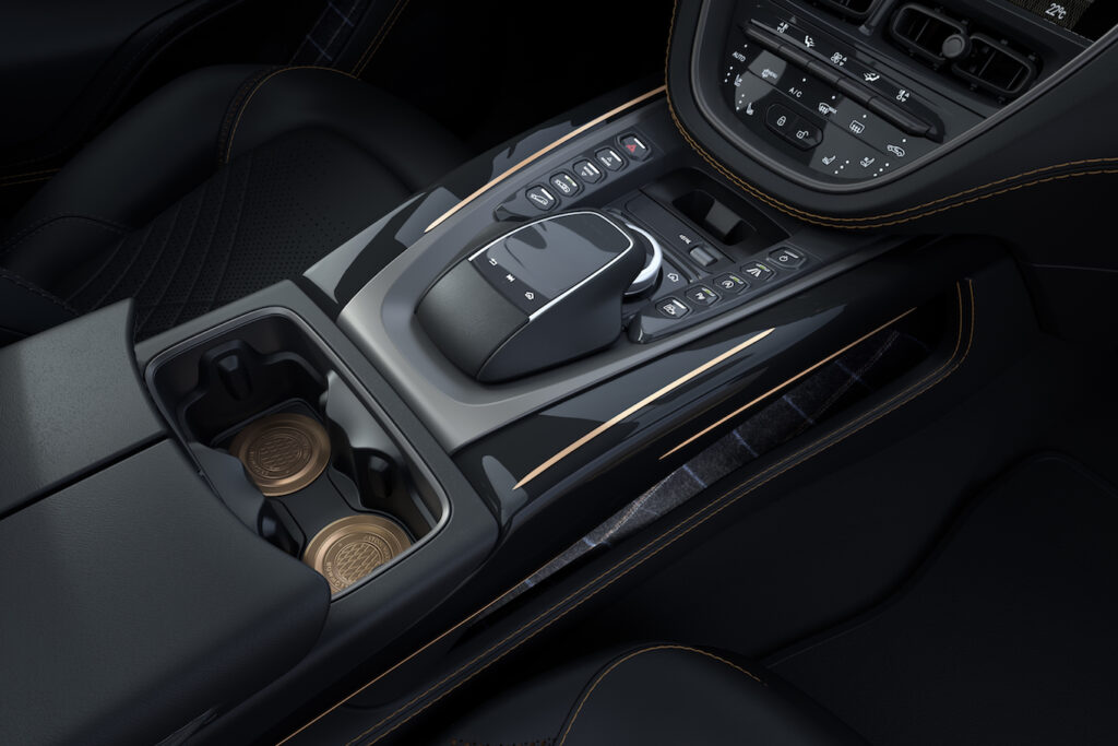 All'interno della Aston Martin DBX Bowmore Edition, lampi di Bowmore Tweed che incorporano rame e blu