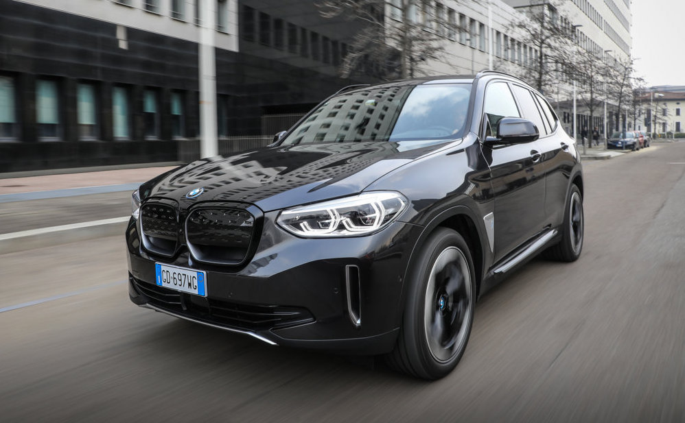 Test su strada dell’ultima nata BMW iX3 nel segmento dei SUV con motorizzazioni elettriche. 