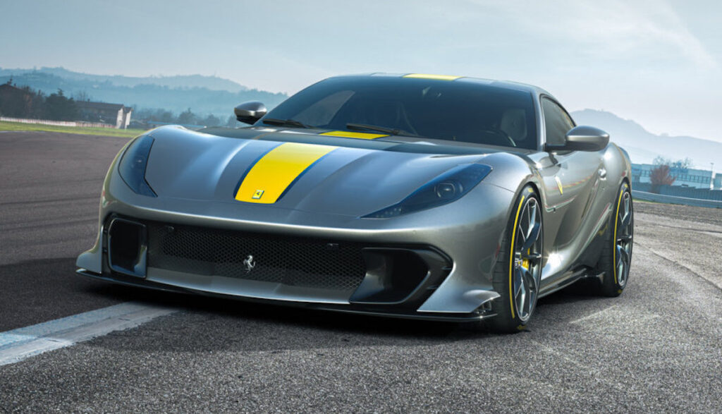 La nuova versione speciale V12 Ferrari è un’auto dalla personalità propria, nettamente distinta dalla 812 Superfast su cui è basata.