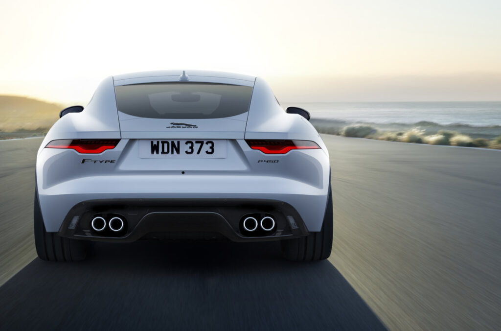 Jaguar F-Type si presenta in una nuova versione con equipaggiamento di serie molto ricco