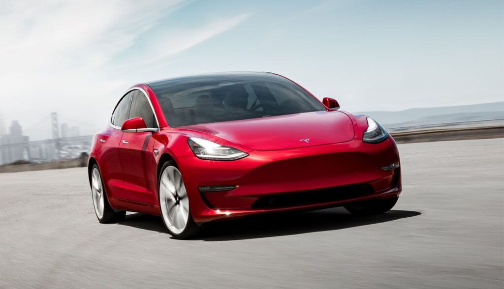 Tesla Model 3 vince nella battaglia “social”