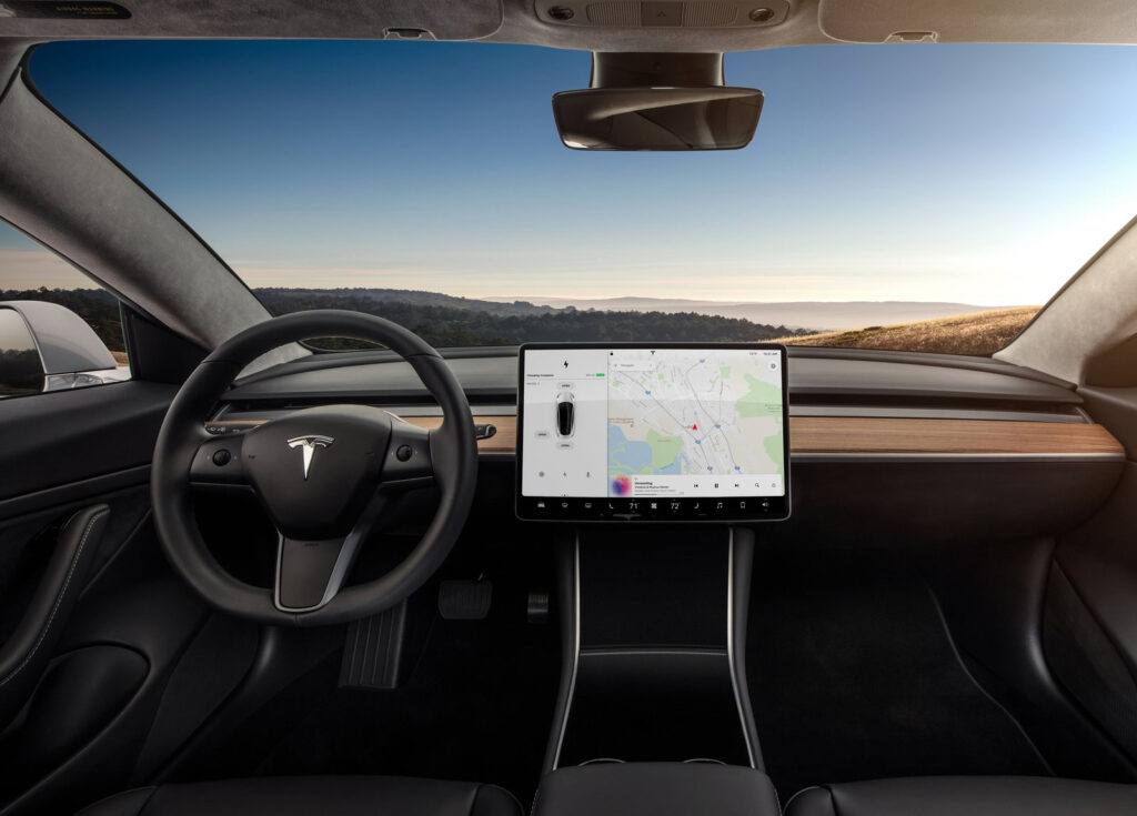 Tesla Model 3 vince nella battaglia “social”