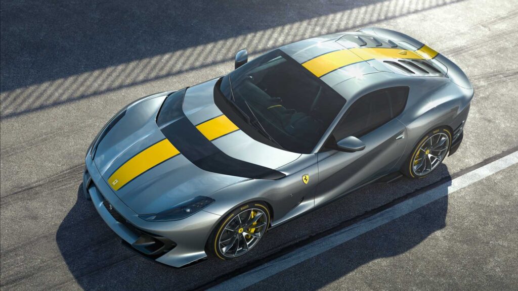 Le migliorie più rilevanti sulla Ferrari 812, tuttavia, riguardano distribuzione e teste cilindri