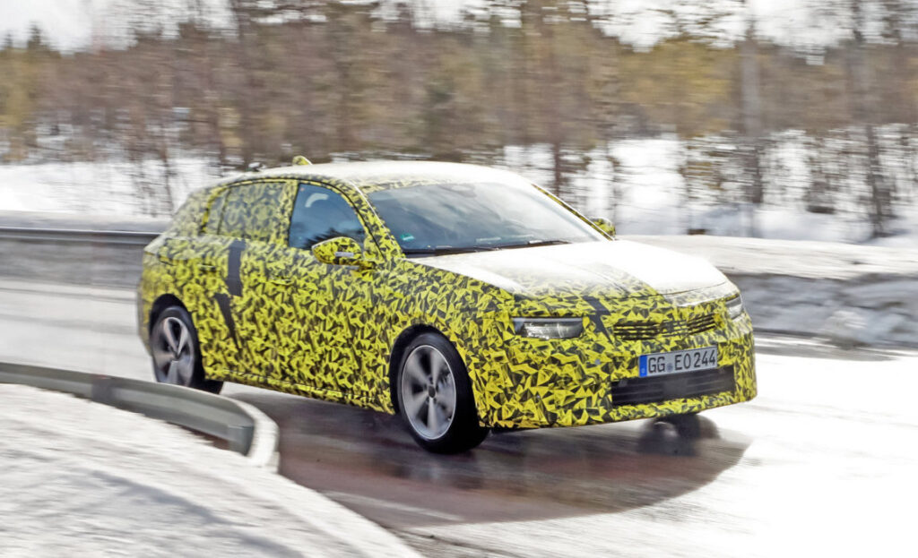 la nuova Opel Astra, nonostante il camuffamento offre qualche idea della linea definitiva