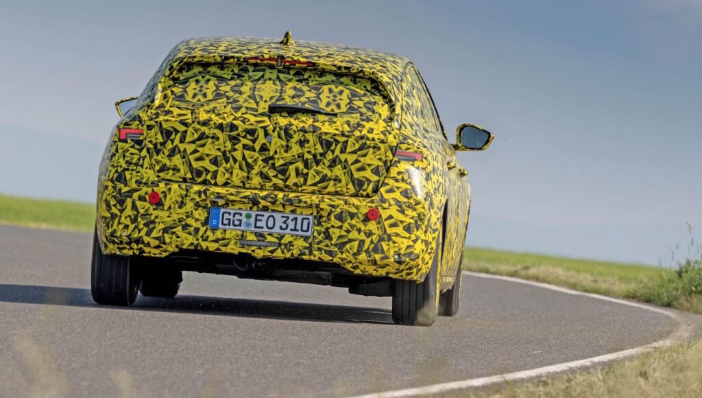 La nuova Opel Astra, nonostante il camuffamento offre qualche idea della linea definitiva