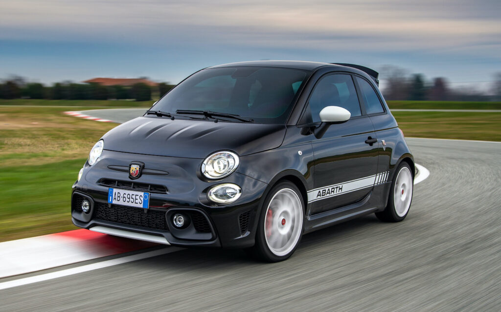 La nuova Abarth 695 Esseesse è equipaggiata con il potente motore 1.4 T-jet da 180 CV