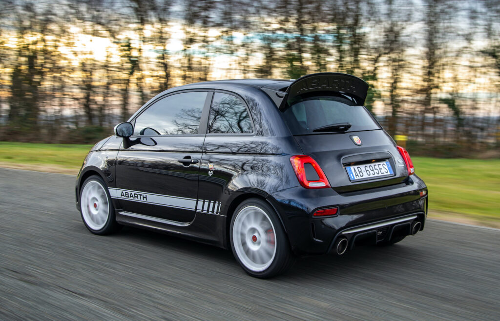 La nuova Abarth 695 Esseesse è equipaggiata con il potente motore 1.4 T-jet da 180 CV