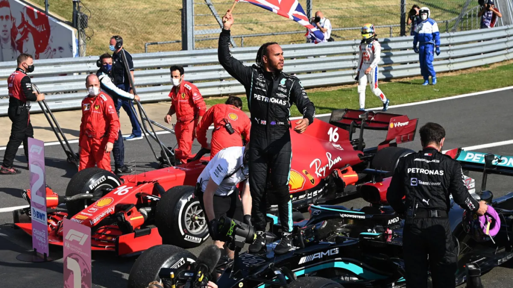 L'inglese vince per l’ottava volta il GP Silverstone e riapre il campionato