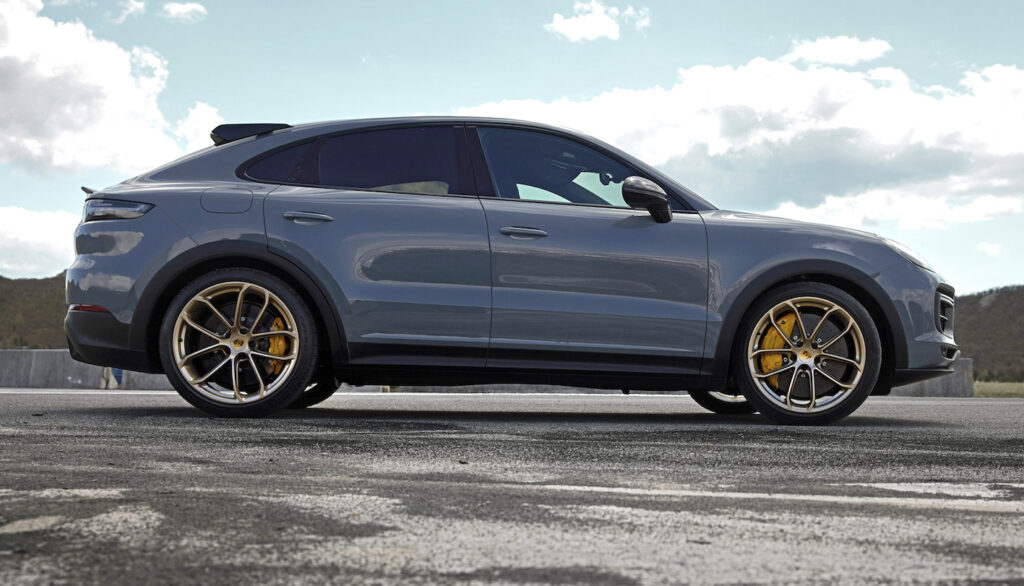 La Cayenne Turbo GT è equipaggiata di serie con tutti i sistemi di telaio disponibili