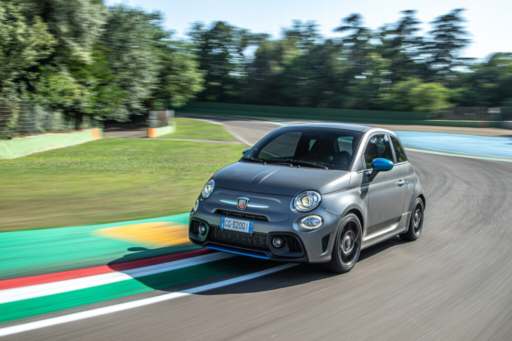 La nuova Abarth F595 rappresenta un tributo al 50° anniversario della monoposto Formula Italia