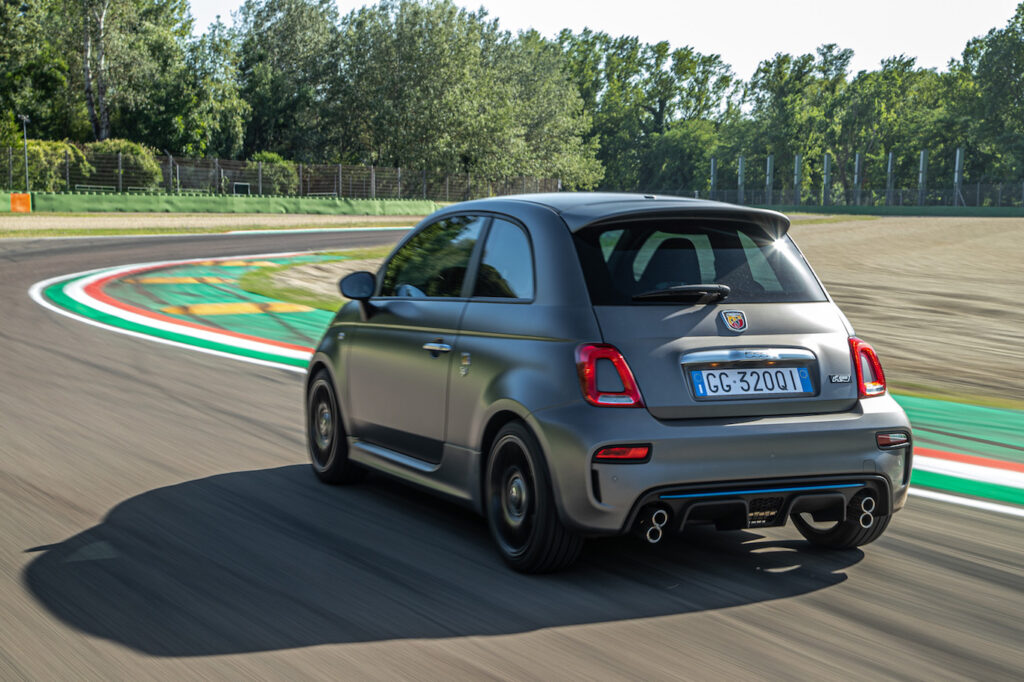 Abarth F595 propone l’iconico scarico Record Monza che si evolve in una nuova configurazione con i quattro terminali