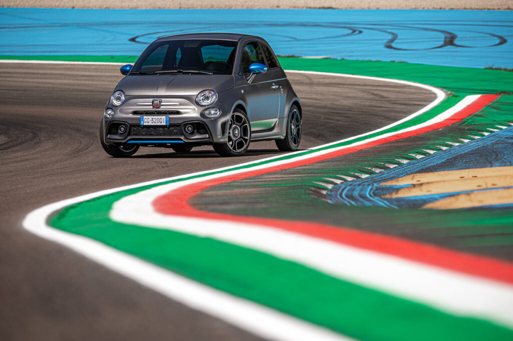 La nuova Abarth F595 rappresenta un tributo al 50° anniversario della monoposto Formula Italia