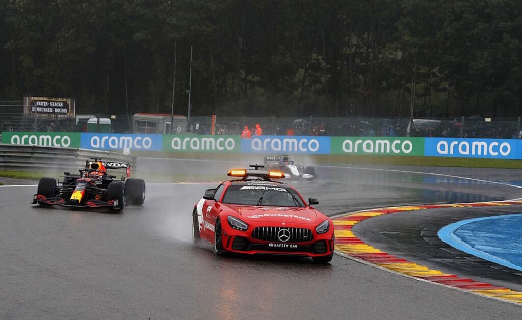 Al GP del Belgio i piloti si sono accodati dietro alla safety car sempre all’insegna di una pioggia incessante