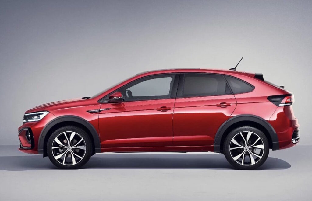 la Volkswagen Taigo porta nel Segmento B gli stilemi dei SUV coupé usuali in categorie superiori.