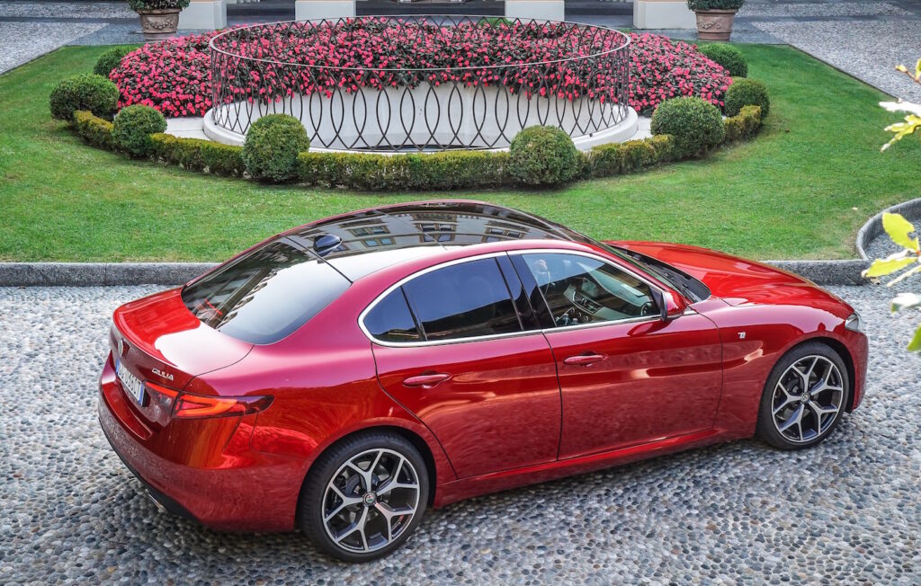 Stelvio 6C Villa d’Este appartiene comunque una serie speciale disponibile in Italia in appena 85 esemplari