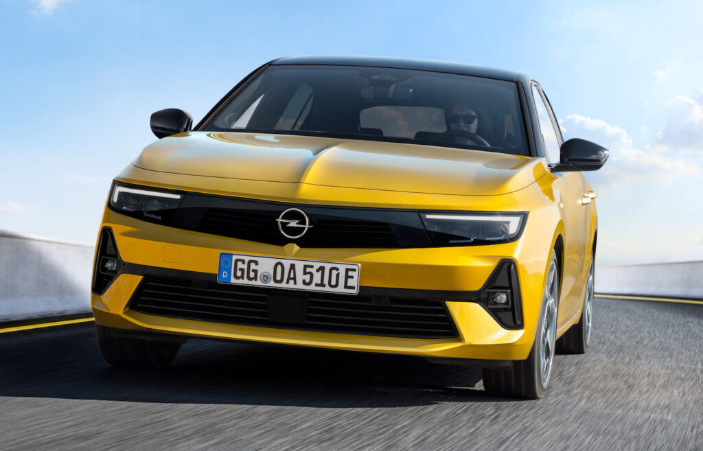 Opel Astra sarà disponibile anche plug-in hybrid, con una potenza massima di sistema pari a 180 CV e 225 CV.