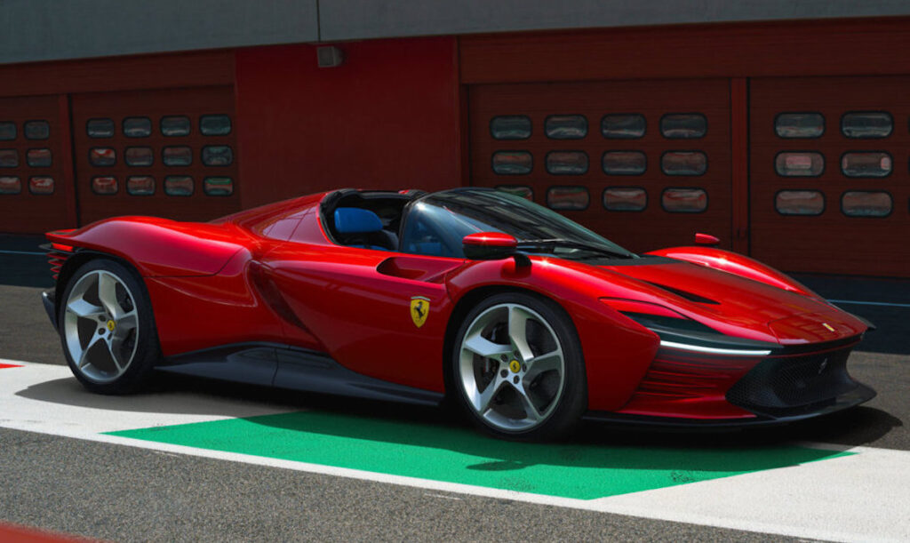 Ferrari Daytona SP3 monta il propulsore termico più iconico della Casa di Maranello che conta su 840 CV di potenza massima.