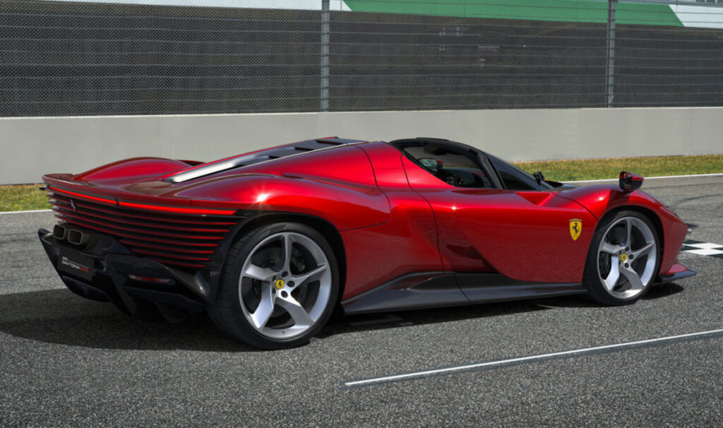 Il design della Ferrari Daytona SP3 si basa sull’armoniosa contrapposizione di contrasti.