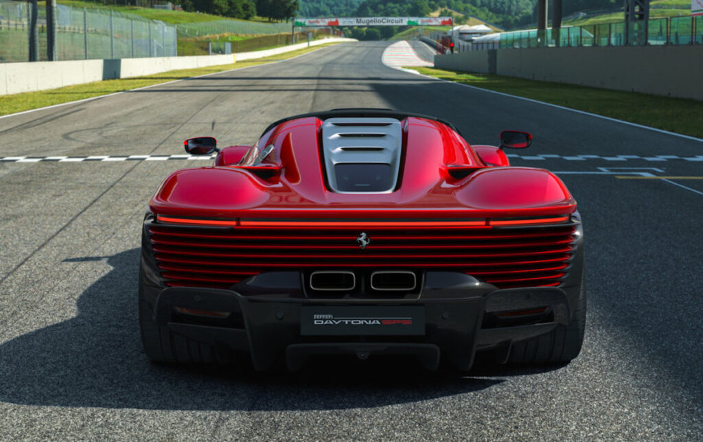 La Ferrari Daytona SP3 accelera da 0 a 200 km/h in 7”4/10, da 0 a 100 km/h in 2”8/10 e raggiunge 340 km/h di velocità massima.
