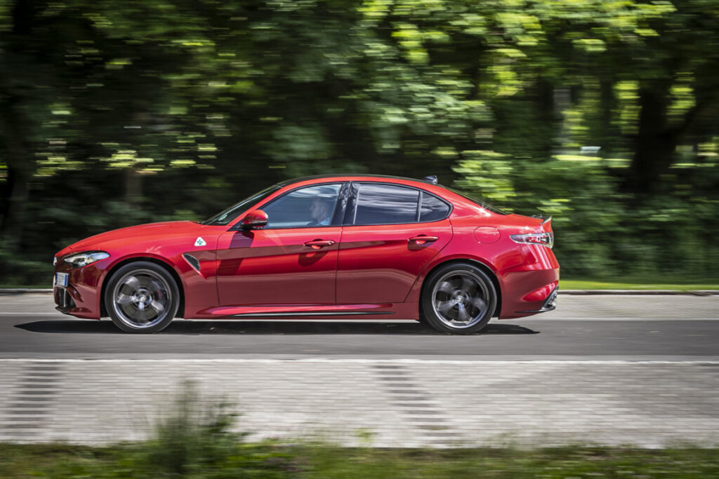 Alfa Romeo Giulia Quadrifoglio e BMW M3 Competition scendono in pista per un confronto tanto serrato quanto appassionante.