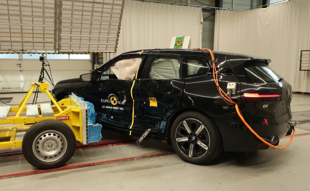 La BMW iX elettrica, consegue 5 stelle nei test Euro NCAP superandoli tutti agevolmente