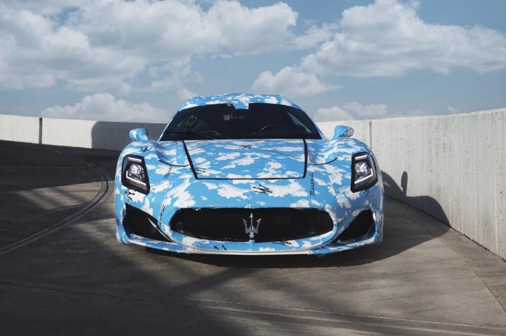 Un primo prototipo della nuova Maserati MC20 cabrio esce dai cancelli dello stabilimento di Modena.