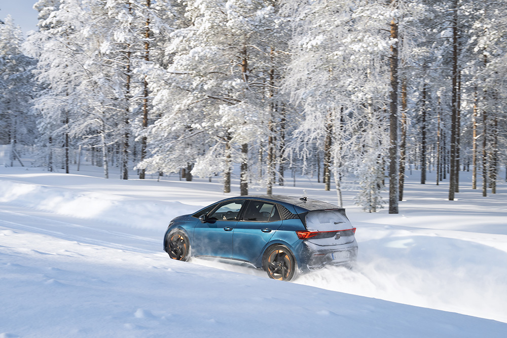 La dinamica di guida di Cupra Born si apprezza anche in condizioni di neve