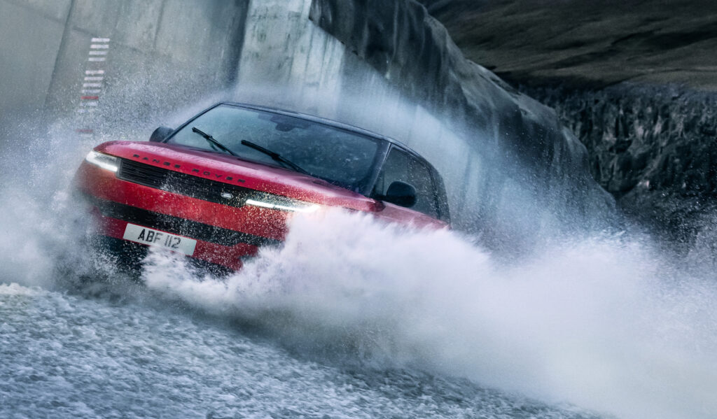 La terza generazione della Range Rover Sport unisce come non mai l’eleganza alla sportività.