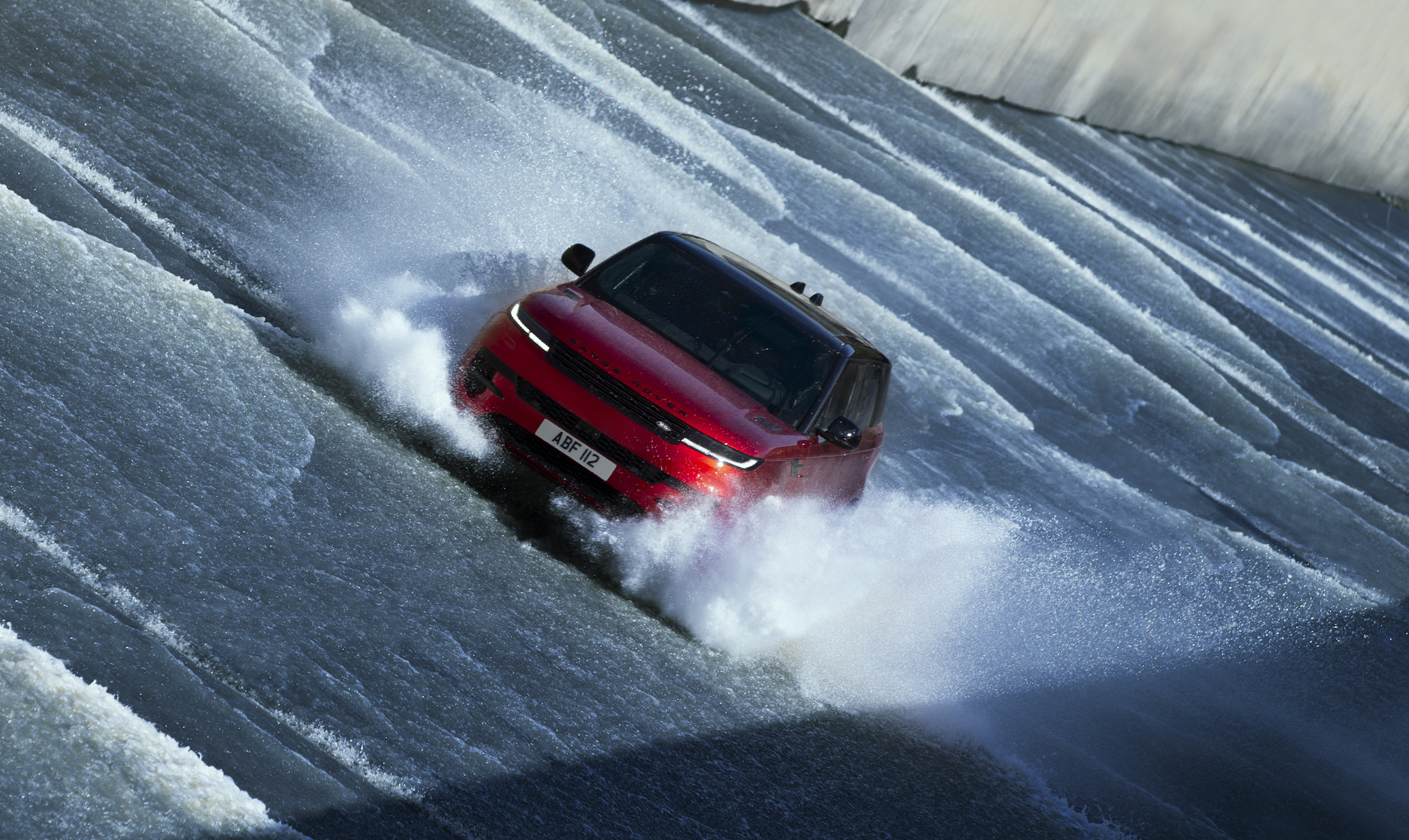 La terza generazione della Range Rover Sport unisce come non mai l’eleganza alla sportività.