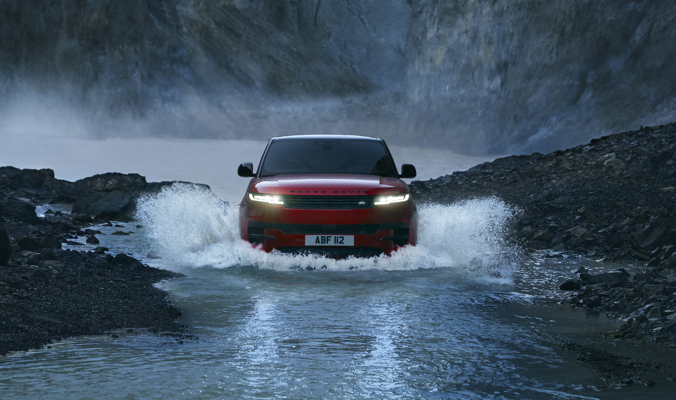 La terza generazione della Range Rover Sport unisce come non mai l’eleganza alla sportività.
