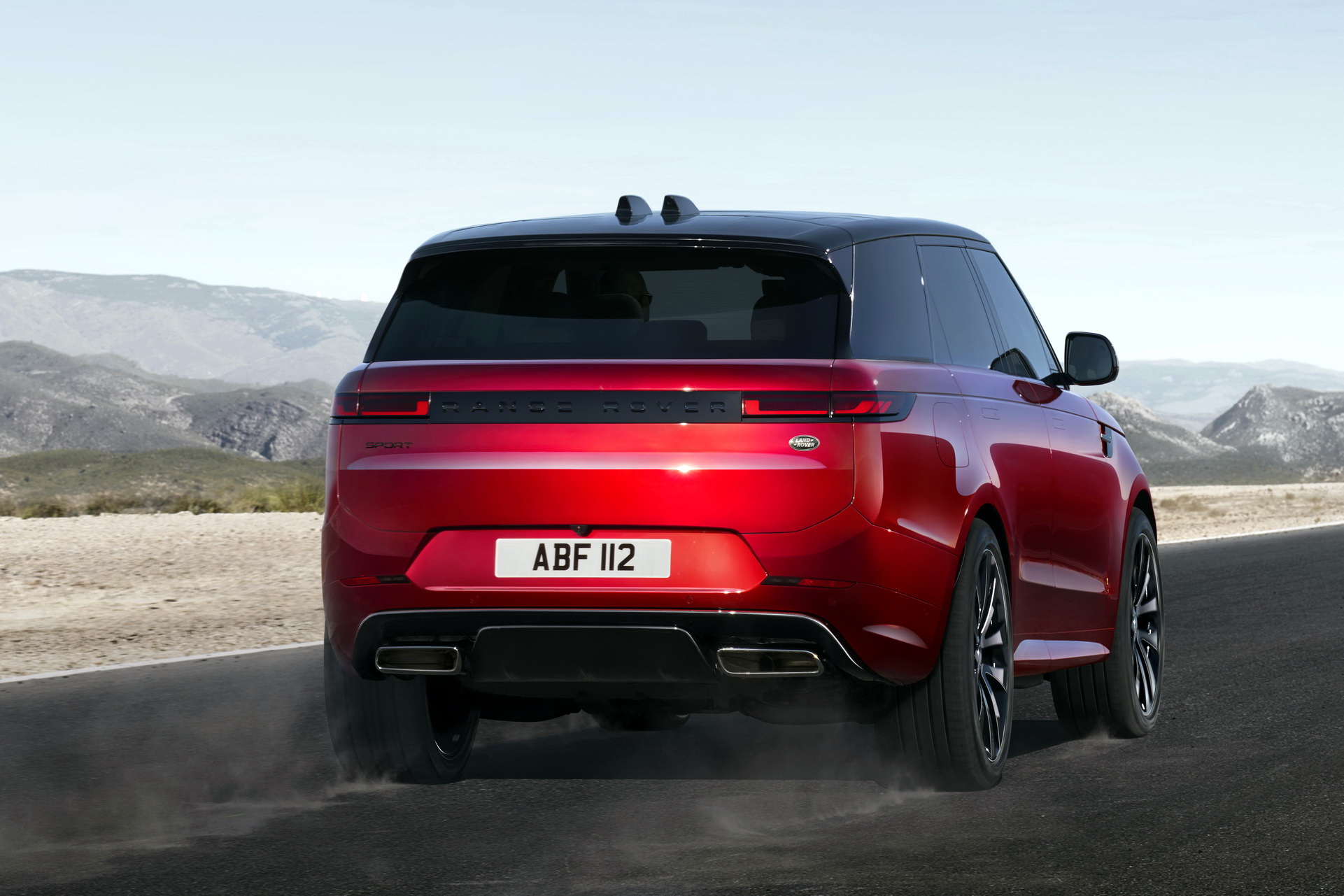 La terza generazione della Range Rover Sport unisce come non mai l’eleganza alla sportività.