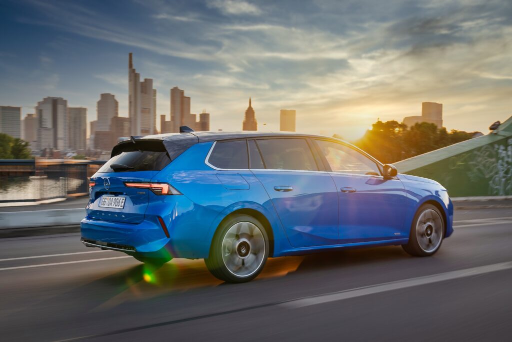 La nuova Opel Astra Sports Tourer porta tanta nuova tecnologia, finalmente accessibile al grande pubblico.