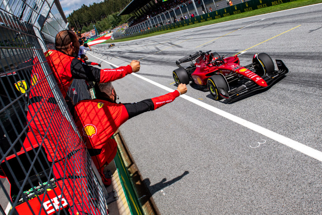 per tutta la gara al GP d’Austria Leclerc si è dovuto difendere dai problemi della sua macchina e da uno scatenato Verstappen che cercava di mantenere alta la pressione sul 