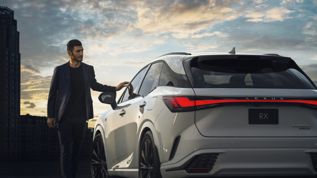 La nuova Lexus RX proietta una potente presenza su strada e trasmette elevate prestazioni, con un aspetto audace e una presenza importante.