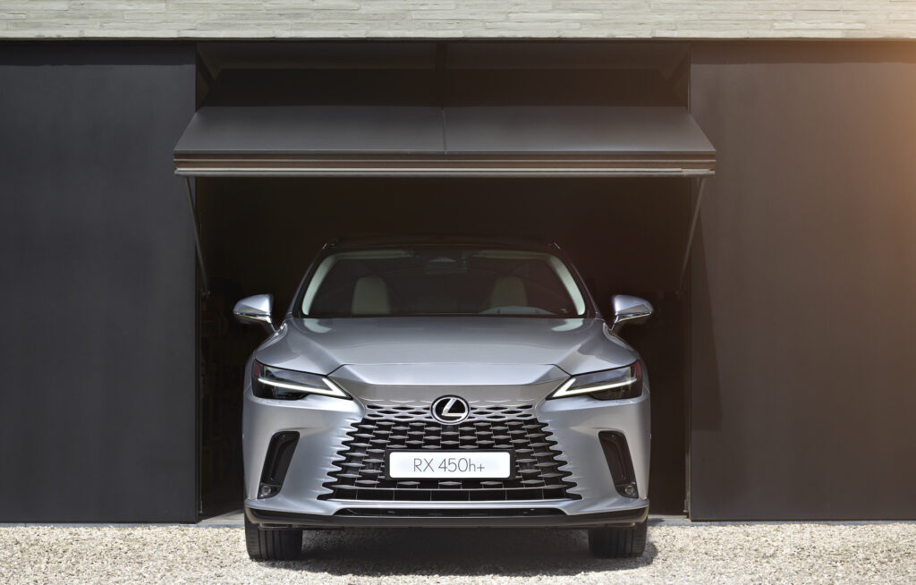 La nuova Lexus RX proietta una potente presenza su strada e trasmette elevate prestazioni, con un aspetto audace e una presenza importante.