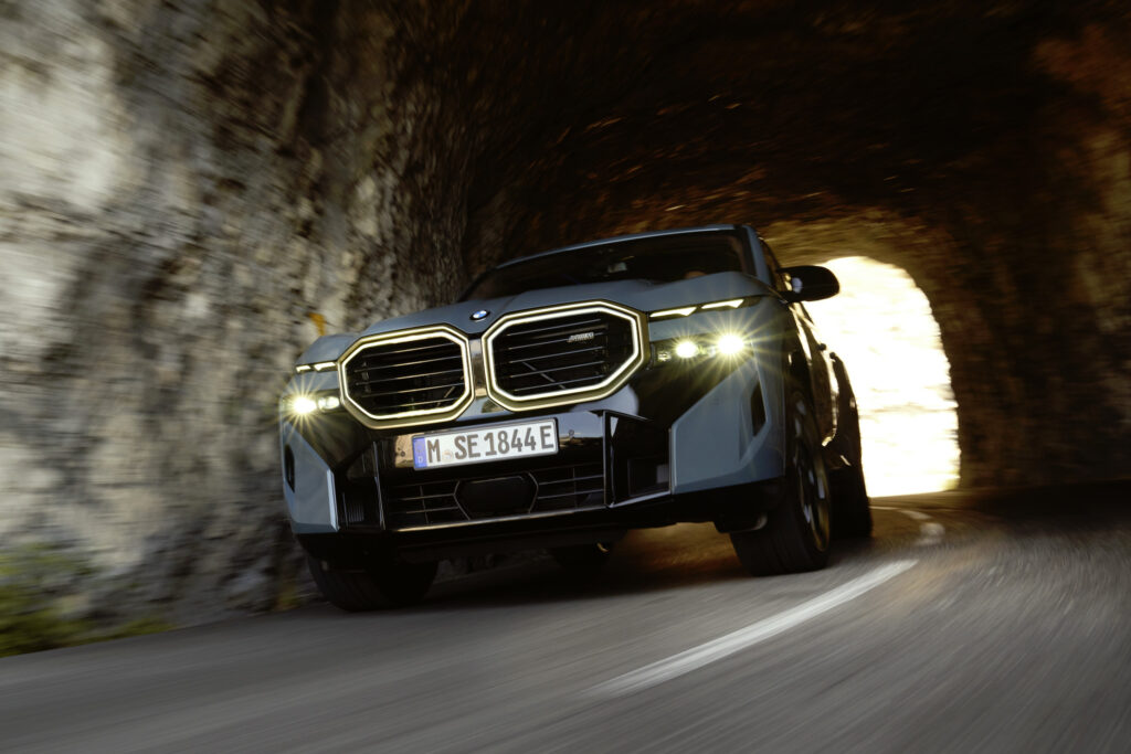 BMW XM eroga una potenza complessiva di 480 kW/653 CV