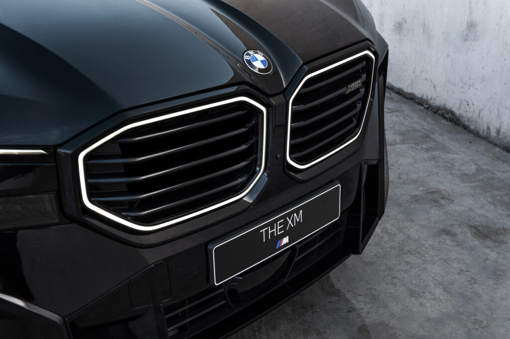 La BMW XM è dotata di serie di sospensioni adattive M Professional