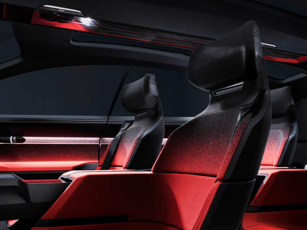 All’interno dell’abitacolo di Audi Activesphere domina un andamento fortemente geometrico