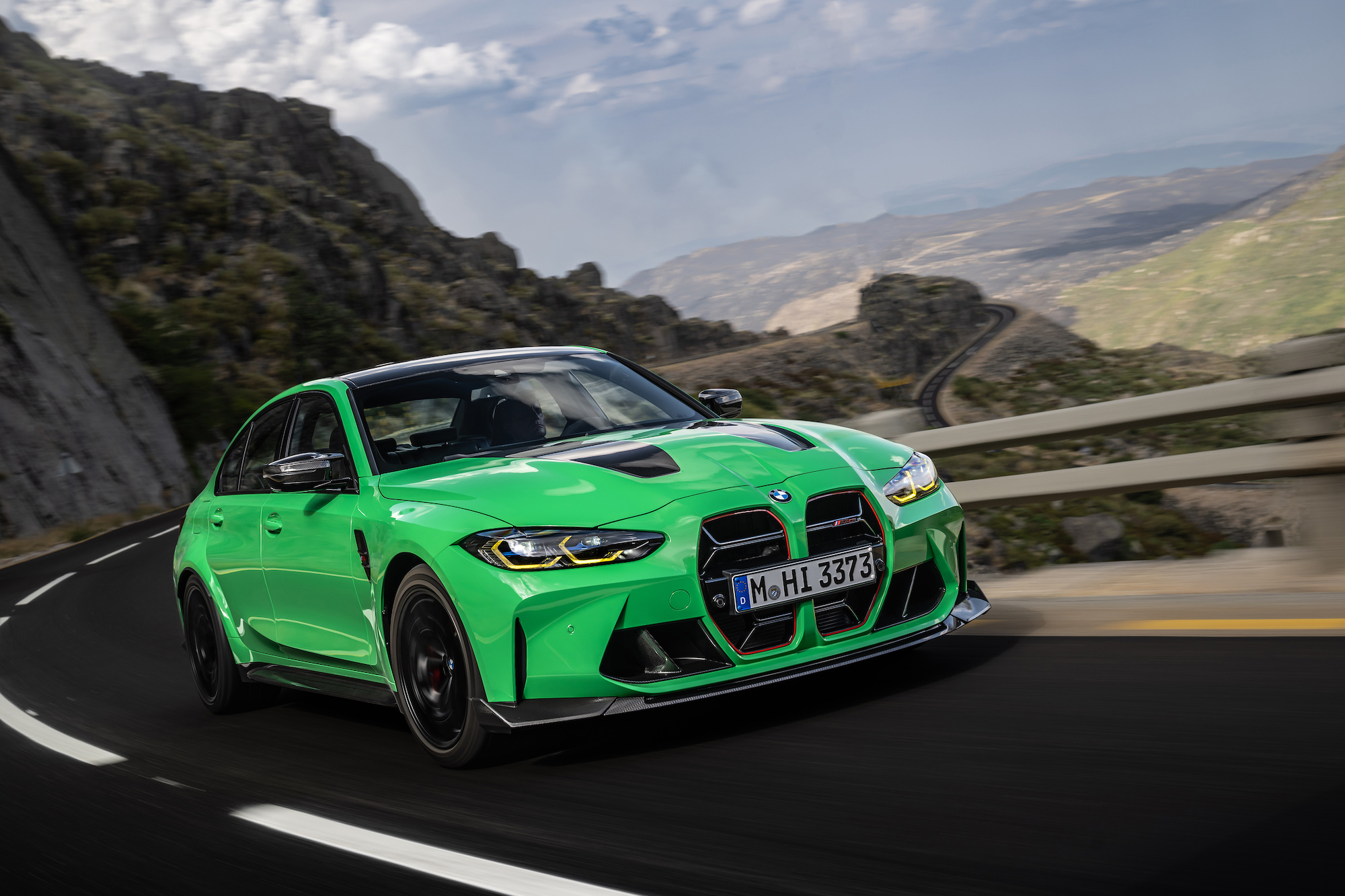 La nuova BMW M3 CS annuncia immediatamente il suo carattere tagliente con una serie di dettagli di design specifici.