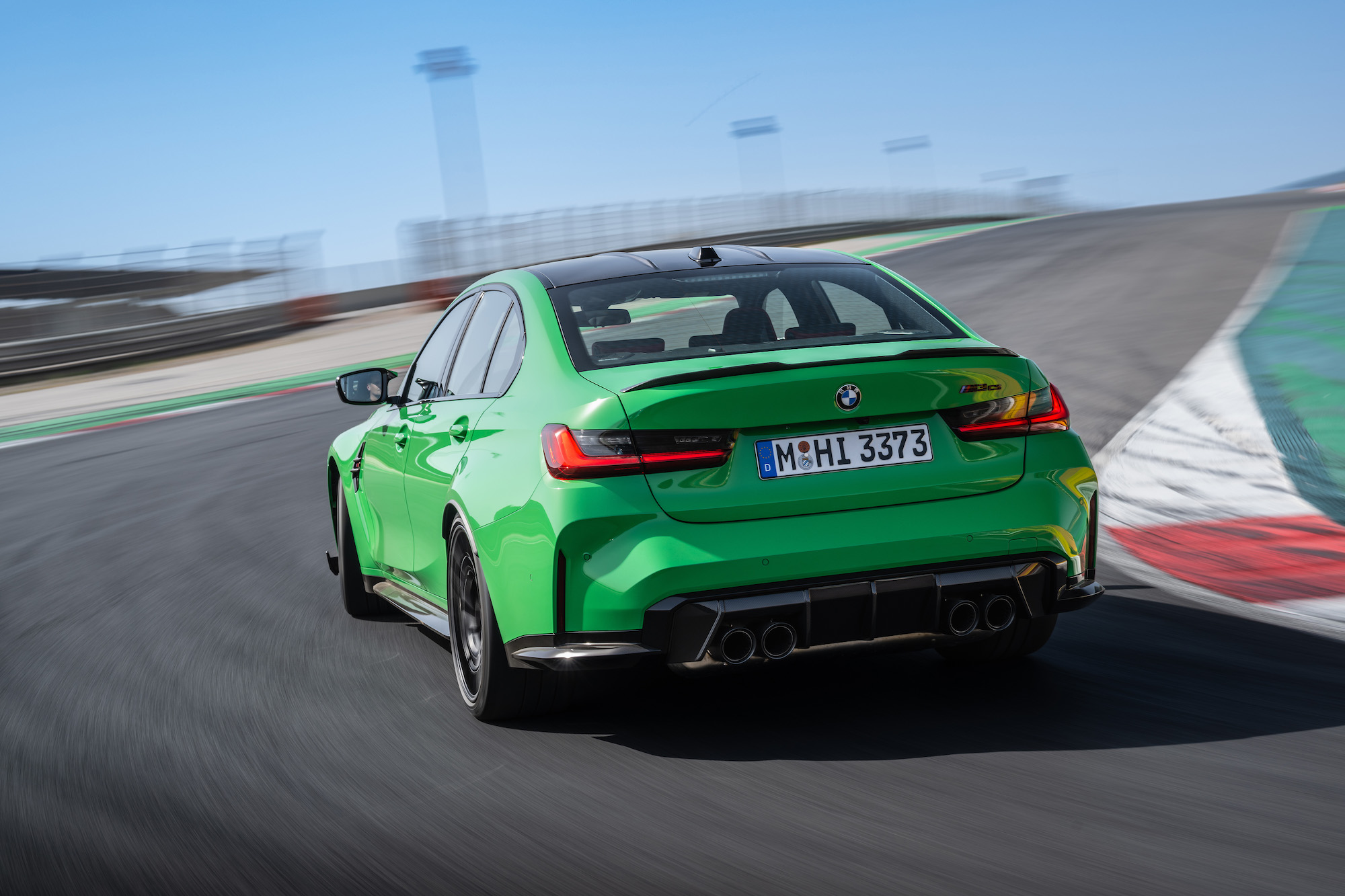 La nuova BMW M3 CS annuncia immediatamente il suo carattere tagliente con una serie di dettagli di design specifici.