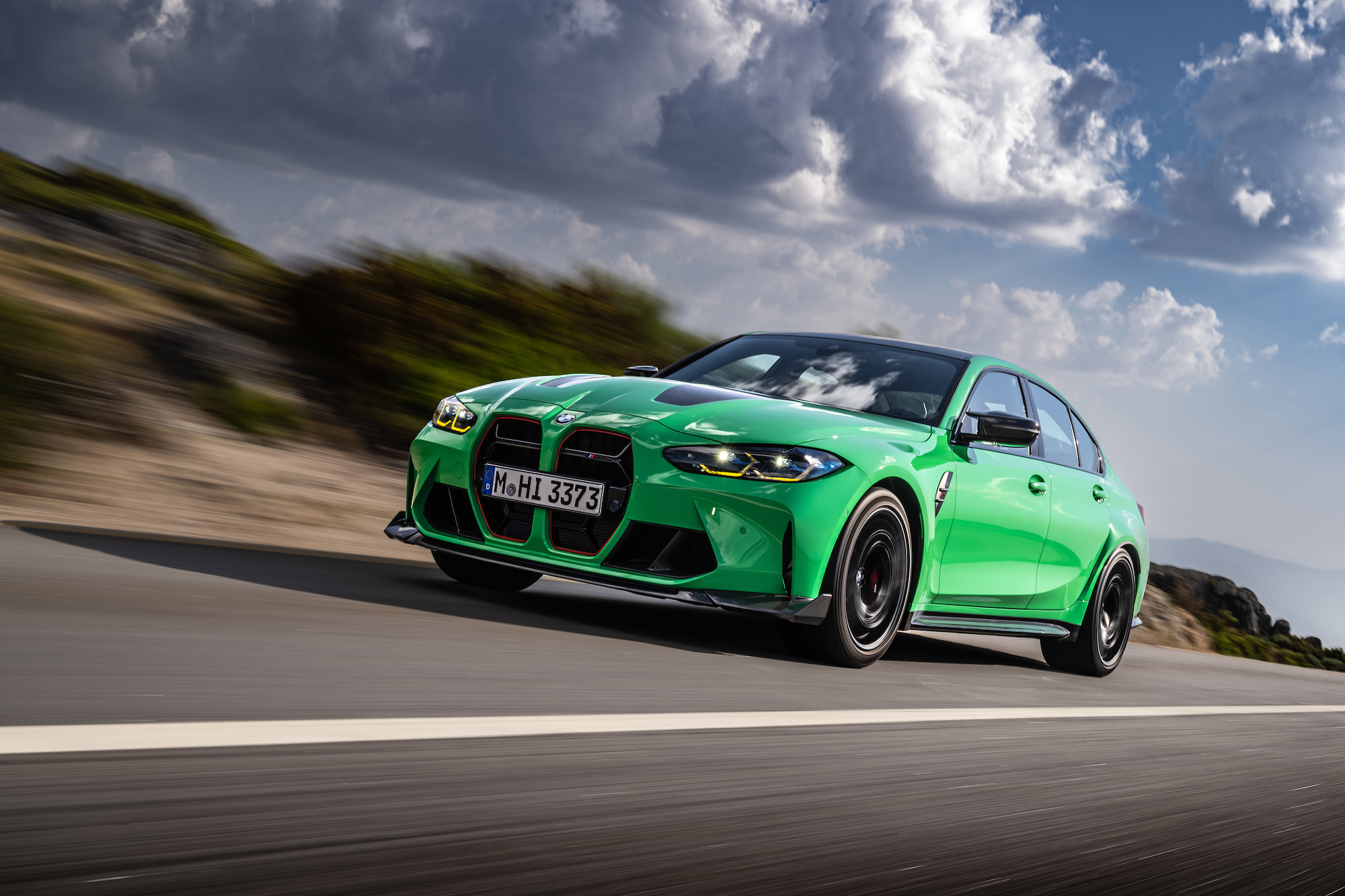 La nuova BMW M3 CS annuncia immediatamente il suo carattere tagliente con una serie di dettagli di design specifici.