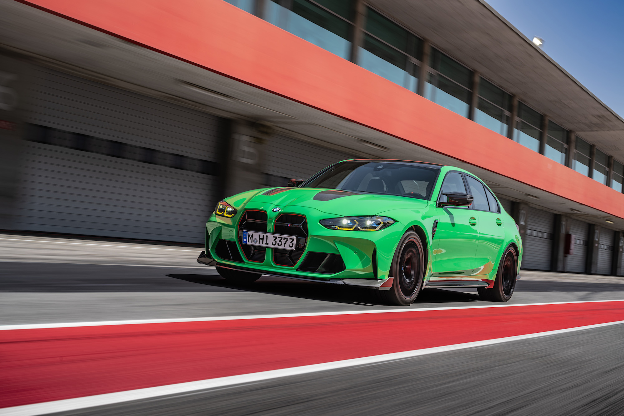 La nuova BMW M3 CS annuncia immediatamente il suo carattere tagliente con una serie di dettagli di design specifici.