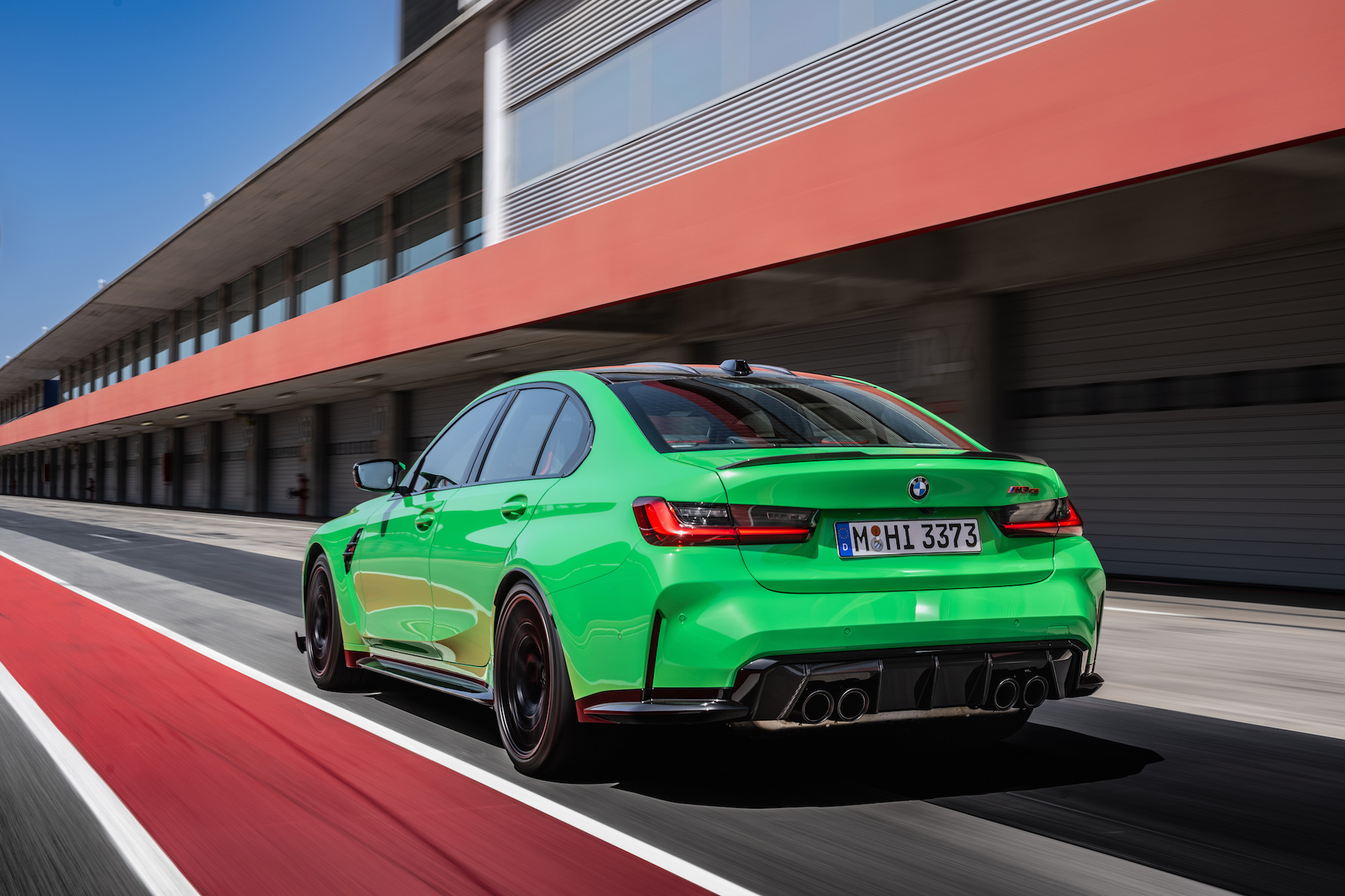 La nuova BMW M3 CS annuncia immediatamente il suo carattere tagliente con una serie di dettagli di design specifici.